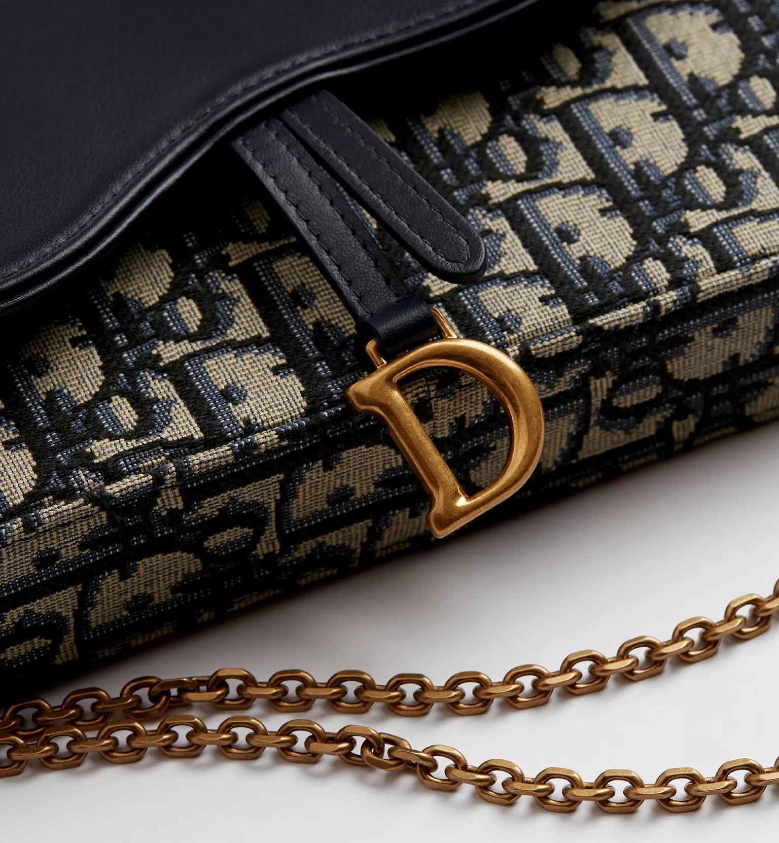 Medium Saddle Pouch with Chain